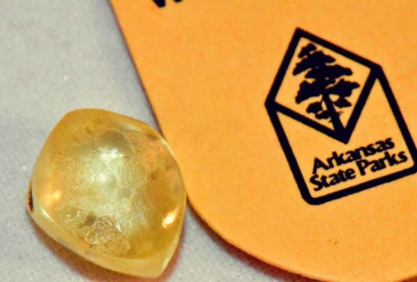 최근 아칸소주 주립공원에서 발견된 4.38 캐럿의 금빛 다이아몬드. (아칸소주 주립공원) © 뉴스1