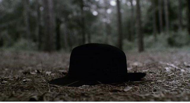 코언 형제의 영화 ‘밀러스 크로싱’에서 반복적으로 나오는 숲속의 검은 모자. 모자는 욕망의 대상을 상징한다. 사진 출처 IMDB