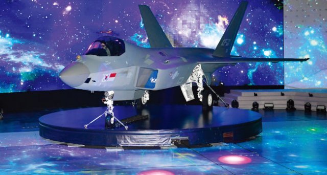 한국항공우주산업 (KAI)이 생산한
첫 국산 전투기 KF-21 ‘보라매’. [청와대사진기자단]