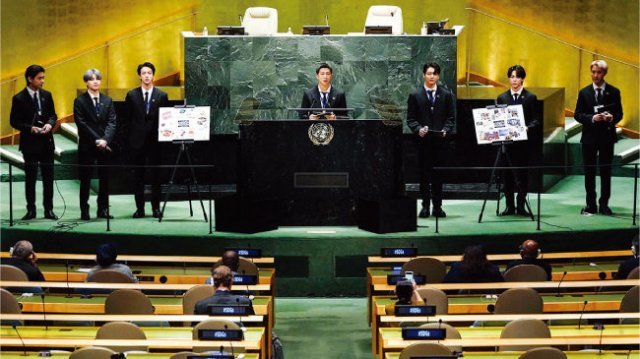 9월 20일 미국 뉴욕 유엔본부에서 열린 제76차 유엔 총회 SDG Moment(지속가능발전목표 고위급회의) 개회 세션에서 발언하고 있는 방탄소년단. [사진 제공 · 청와대]