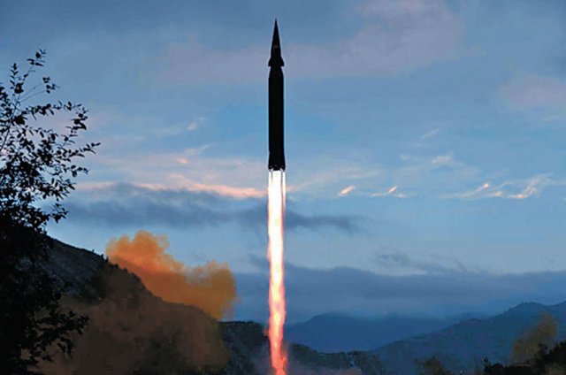 지난달 28일 북한 자강도에서 김정은 국무위원장이 올해 초 개발을 공언한 극초음속 미사일 화성-8형이 시험 발사되고 있다. 사진 출처 노동신문