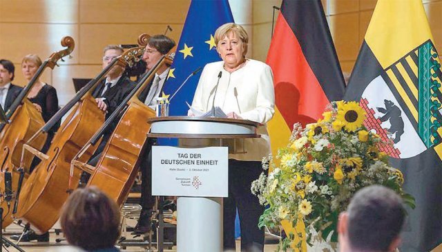 3일(현지 시간) 독일 작센안할트주 할레의 게오르크 프리드리히 헨델 강당에서 열린 독일 통일 31주년 기념식에서 앙겔라 메르켈 총리가 연설하고 있다. 그는 “민주주의는 그냥 있는 것이 아니다”며 민주주의를 위한 지속적인 노력을 촉구했다. 사진 출처 독일 총리실 홈페이지