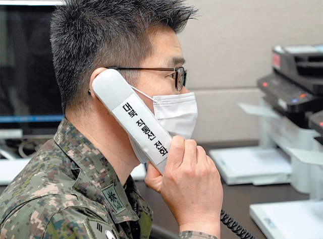 남북, 통화 개시 북한이 한미 연합훈련에 반발하며 일방적으로 끊었던 남북 통신연락선이 4일 복원돼 군 관계자가 남북 공동연락사무소에 설치된 통신연락선을 통해 개시 통화를 하고 있다. 통일부 제공