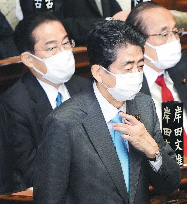 기시다 앞 지나가는 아베 아베 신조 전 일본 총리(가운데)가 4일 일본 도쿄 중의원 본회의에서 새 총리로 선출된 
기시다 후미오 자민당 총재(왼쪽) 앞을 지나가고 있다. 아베 전 총리는 기시다 정권에서도 상당한 영향력을 발휘할 것으로 전망된다.
 오른쪽은 하라다 요시아키 자민당 의원. 도쿄=AP 뉴시스
