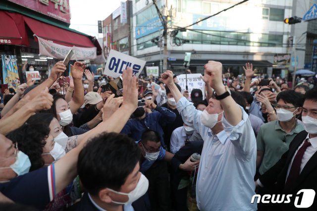 국민의힘 대선 예비후보인 윤석열 전 검찰총장이 지난 4일 부산 동래시장을 방문해 지지자들에게 인사하고 있다. (윤석열 캠프 제공) © News1