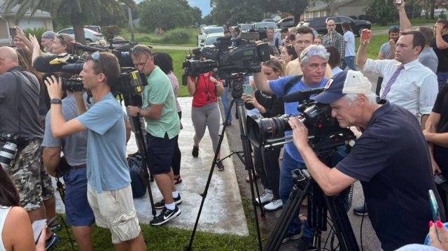 경찰이 추적 중인 페티토 사건의 용의자 론드리의 플로리다 주 노스포트 집 앞에서 언론들이 취재 경쟁을 벌이고 있다. 폭스뉴스
