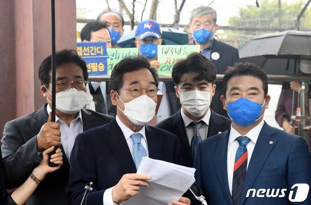 더불어민주당 대선 예비후보인 이낙연 전 대표가 4일 오전 경기도 파주시 임진각 경의선 장단역 증기기관차 야외전시장에서 외교·안보·통일분야 정책발표를 하고 있다. 2021.10.4/뉴스1 © News1