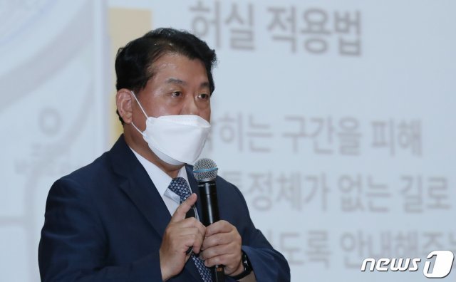 13일 대전 목원대학교에서 뉴스1 대전충남취재본부와 목원대학교 공동 주최로 열린 뉴충청 리더 아카데미에서 김병주 더불어민주당 국회의원이 ‘손자병법의 날개를 달고 비상하자’라는 주제로 강의를 하고 있다. 201.7.13/뉴스1 © News1