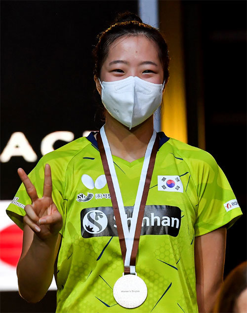 한국 여자 탁구의 신성 신유빈(17·대한항공)이 4일 2021 아시아선수권 여자 단식에서 은메달을 획득한 뒤 메달을 목에 걸고 활짝 웃고 있다. 도하=신화 뉴시스