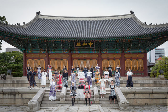 2022 봄여름 서울패션위크에 참여한 패션브랜드 ‘두칸(DOUCAN)’이 보물 제819호로 지정된 서울 중구 덕수궁의 중화전에서 컬렉션을 선보이고있다. 서울시 제공