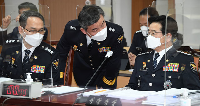 김창룡 경찰청장 “대장동 의혹 수사, 합수부가 효율적” 김창룡 경찰청장(오른쪽)이 5일 국회 행정안전위원회 국정감사에
 참석해 경찰 간부들과 대화하고 있다. 김 청장은 대장동 개발사업 특혜 의혹을 검찰과 경찰이 동시에 수사하고 있는 데 대해 
“정부합동수사본부를 꾸리는 것이 효율적”이라고 밝혔다. 사진공동취재단