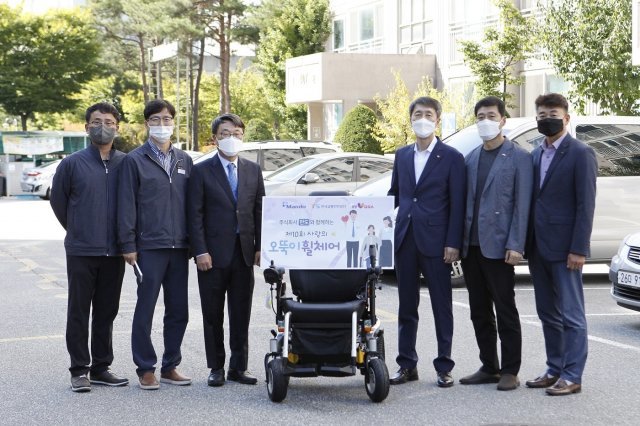 지난달 30일 강원도 원주에서 열린 사랑의 오뚝이 휠체어‘ 기증식(만도 제공)© 뉴스1