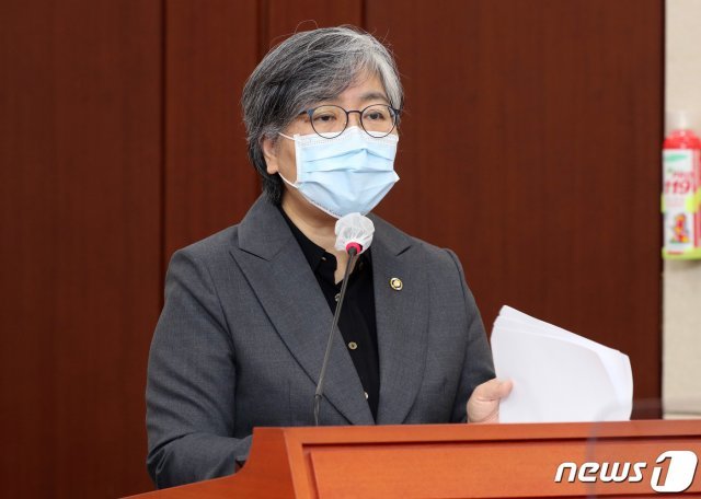 정은경 질병관리청장이 6일 서울 여의도 국회에서 열린 보건복지위원회의 보건복지부·질병관리청 등에 대한 국정감사에 출석해 업무보고를 하고 있다. 2021.10.6/뉴스1 © News1