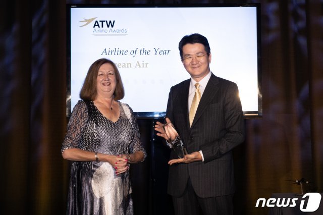 조원태 한진그룹 회장이 5일(현지시간) 미국 보스턴 리비어 호텔에서 열린 에어 트랜스포트 월드(ATW) 시상식에서 2021년 올해의 항공사 상을 받은 후 기념촬영을 하고 있다. (대한항공 제공) 2021.10.6/뉴스1