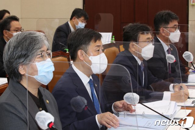 6일 오전 국회에서 열린 보건복지위의 국정감사에 출석한 정은경 질병관리청장, 양성일 보건복지부 1차관, 권덕철 보건복지부장관, 강도태 보건복지부 2차관(왼쪽부터)이 의원들의 질문을 듣고 있다. 2021.10.6/뉴스1 © News1