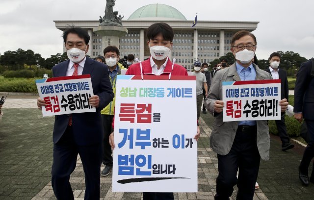 이준석 국민의힘 대표가 6일 서울 여의도 국회에서 ‘대장동 게이트’ 특검을 촉구하는 1인 도보시위를 하며 청와대 방향으로 향하고 있다. 2021.10.6/뉴스1