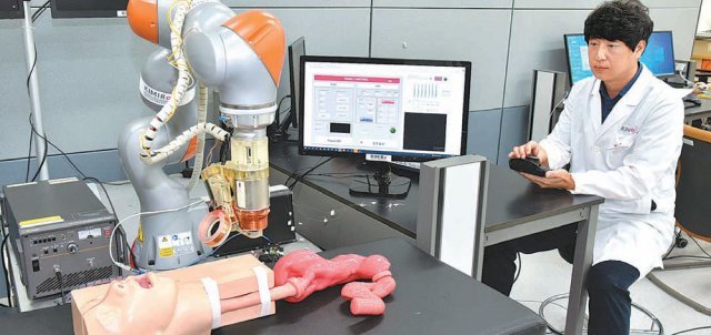 광주 북구 오룡동에 위치한 한국마이크로의료로봇연구원 연구원이 5일 캡슐내시경 제어로봇으로 연구 실험을 하고 있다. 한국마이크로의료로봇연구원 제공