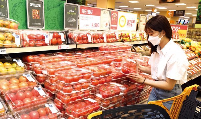 이마트 성수점에서 한 고객이 재생PET 소재를 적용한 토마토 상품을 살펴보고 있다.