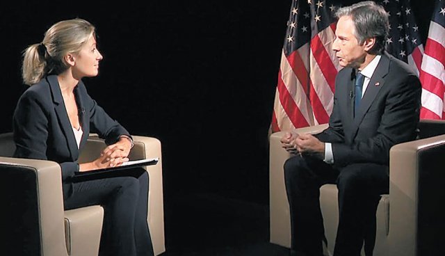 토니 블링컨 미국 국무장관(오른쪽)이 5일 공영 프랑스2에 출연해 앵커의 질문에 답하고 있다. 프랑스2 캡처