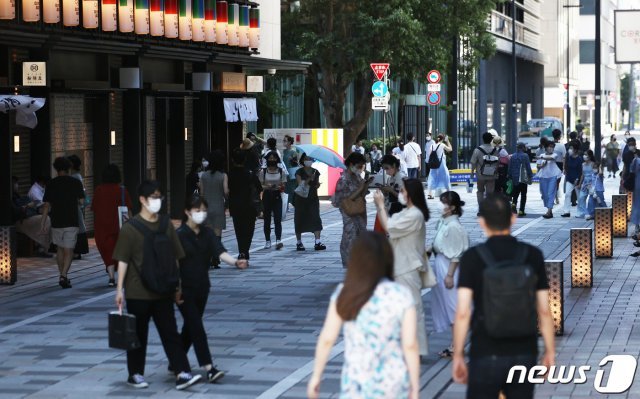 지난 7월 18일 오후 일본 도쿄 니혼바시의 한 거리에서 시민들이 발걸음을 옮기고 있다. © News1