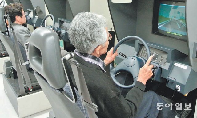2017년 일본 도야마시 자동차 강습소를 찾은 노인들이 운전면허 갱신을 위해 시뮬레이터 도로주행 검사를 치르고 있다. 일본은 2019년부터 운전면허를 갱신하려는 75세 이상 고령 운전자를 대상으로 사전 강습 예비 검사를 의무화하고 검사에 응하지 않을 경우 면허를 취소하도록 법을 개정했다. 동아일보DB
