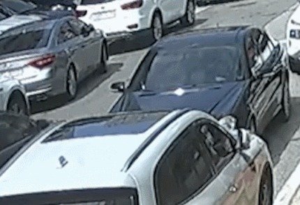 제보자의 차량이 주차된 벤츠를 스치는 장면. (유튜브 ‘한문철TV’ 영상 갈무리) © 뉴스1
