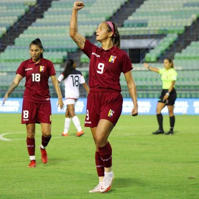 서한을 공개한 베네수엘라 여자축구 대표팀 선수 데이나 카스테야노스. 트위터 ‘deynac18’ 갈무리