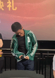최근 영화 ‘아화아적부대’ 시사회에서 초록색 체육복을 입어보인 우징. 웨이보