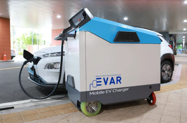 국내 전기 자동차 충전 로봇 업체 에바의 이동식 전기 자동차 충전기, 출처: 에바