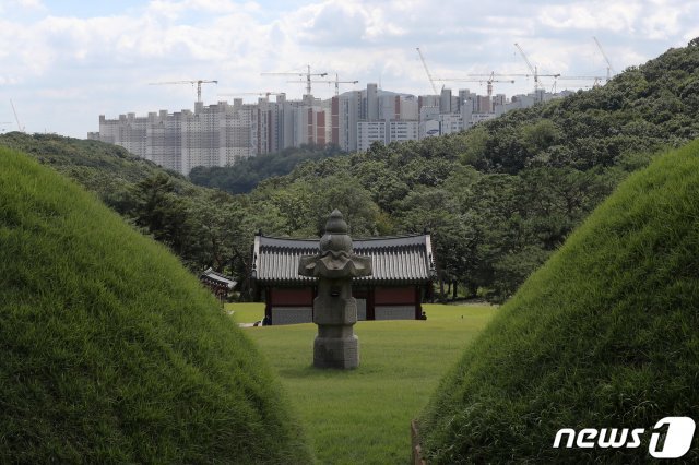 경기도 김포시 풍무동 장릉(사적 제202호)에서 인천 서구 검단신도시에 짓고 있는 아파트 단지가 보이고 있다.  /뉴스1 © News1