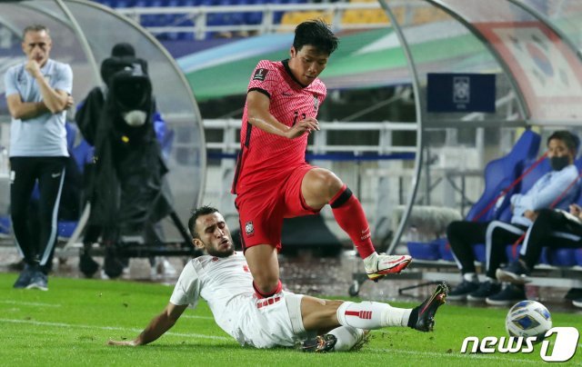 7일 오후 경기도 수원월드컵경기장에서 열린 2022 국제축구연맹(FIFA) 카타르 월드컵 아시아지역 최종예선 A조 대한민국과 레바논의 경기, 대한민국 황희찬이 태클을 피하고 있다. 2021.9.7/뉴스1 © News1