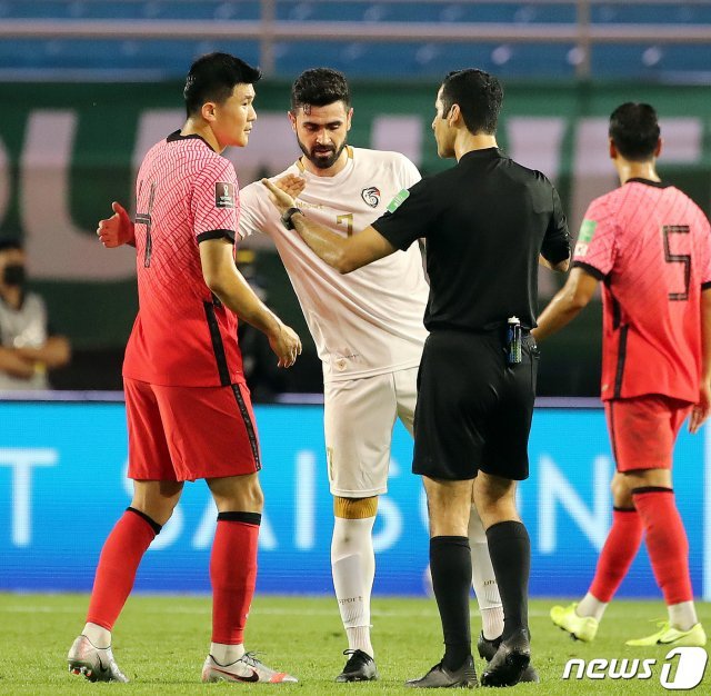 7일 오후 경기도 안산시 단원구 안산와스타디움에서 열린 2022 국제축구연맹(FIFA) 카타르 월드컵 아시아지역 최종예선 A조 대한민국과 시리아의 경기 전반 대한민국 김민재가 신경전을 벌인 시리아 선수와 악수를 나누고 있다. 2021.10.7/뉴스1 © News1