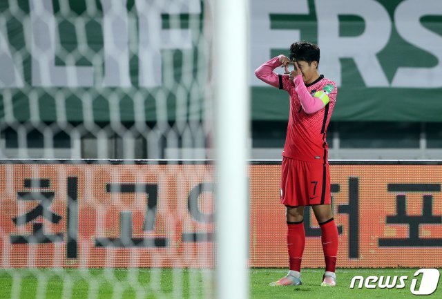 7일 오후 경기도 안산시 단원구 안산와스타디움에서 열린 2022 국제축구연맹(FIFA) 카타르 월드컵 아시아지역 최종예선 A조 대한민국과 시리아의 경기 후반 대한민국 손흥민이 역전골을 넣고 세리머니를 하고 있다. 2021.10.7/뉴스1 © News1