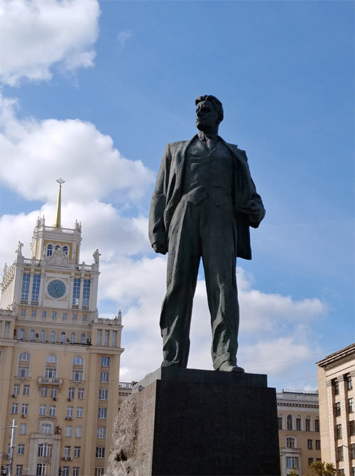 소비에트 정권의 눈엣가시였던 마야콥스키가 1930년 사망하자 스탈린은 그를 “소비에트 시대의 가장 위대한 시인”으로 치켜세운다. 이후 구 소련 전역에 마야콥스키 동상과 그의 이름을 딴 광장이 들어선다. 사진은 1958년 모스크바 마야콥스키 광장에 세워진 동상. 조각가 알렉산드르 키발니코프의 작품이다. 광장은 현재 승리광장으로 개명됐다. 석영중 교수 제공