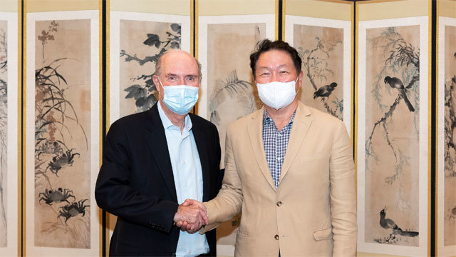 최태원 SK그룹 회장(오른쪽)이 6일 서울 종로구 SK서린빌딩에서 미국 플러그파워의 앤드루 마시 최고경영자(CEO)를 만나 악수하고 있다. SK 제공