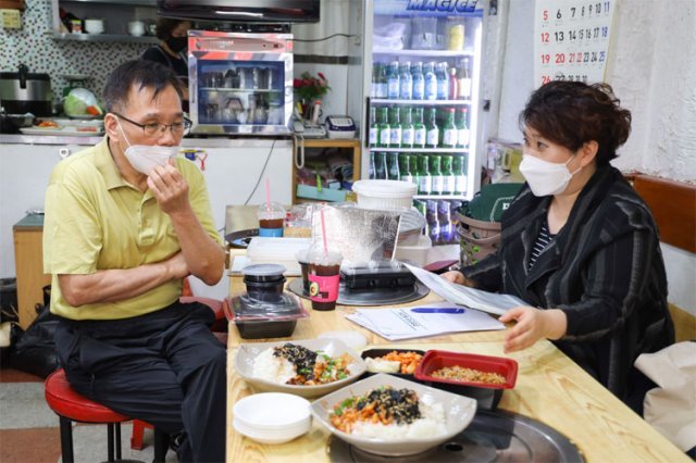 지난달 27일 서울 서초구 방배동 먹자골목의 한 한식당에서 서초구가 진행하는 ‘우리동네 맛집 컨설팅’이 이뤄지고 있다. 이날 현장을 두 번째로 방문한 메뉴 컨설턴트(오른쪽)는 식당 주인에게 점심메뉴 개발안 및 포장 방법을 전달했다. 서초구 제공