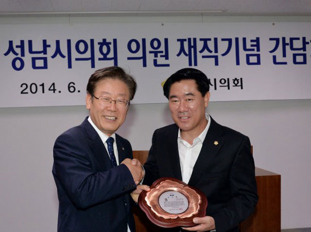 2014년 이재명 당시 성남시장과 함께한 최윤길 의장 이재명 경기도지사(당시 성남시장·왼쪽)가 2014년 6월 27일 성남시의회에서 최윤길 당시 의장(오른쪽)과 기념사진을 찍고 있다. 이 지사는 2015년 최 전 의장을 성남시체육회 상임부회장으로 임명했다. 사진 출처 분당뉴스