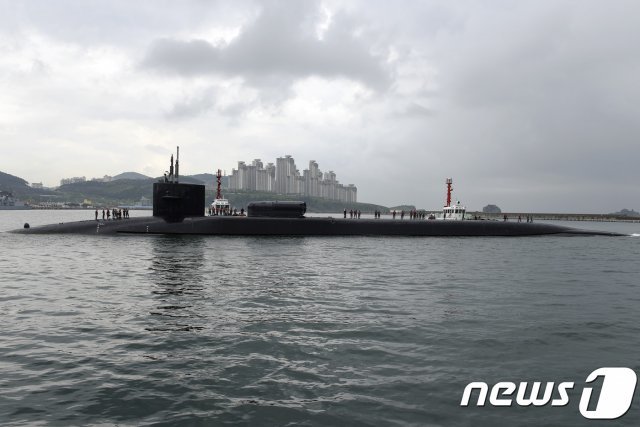 미국 핵추진 잠수함 미시간호(SSGN 727)가 25일 오전 부산항으로 입항하고 있다. (주한미군사령부 제공) 2017.4.25/뉴스1(사진은 기사 내용과 무관함)