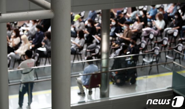 7일 오후 서울 성북구청에 마련된 신종코로나바이러스 감염증(코로나19) 예방접종센터에서 백신 접종자들이 이상반응 확인을 위해 대기하고 있다. 2021.10.7/뉴스1 © News1