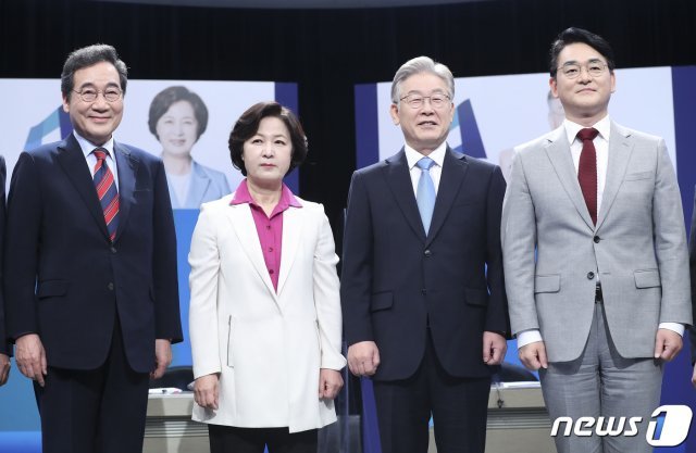 더불어민주당 대선 경선 후보인 이낙연(왼쪽부터), 추미애, 이재명, 박용진 후보가 5일 경기 부천시 OBS경인TV에서 열린 더불어민주당 제20대 대통령선거 후보자 방송토론회에 앞서 포토타임을 갖고 포즈를 취하고 있다. 2021.10.5/뉴스1 © News1 국회사진취재단