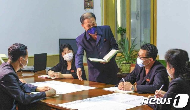 북한 노동당 기관지 노동신문은 8일 김정은 당 총비서의 최고인민회의 시정연설을 깊이 체득하자고 독려했다. 사진은 농업성 간부들. (평양 노동신문=뉴스1)