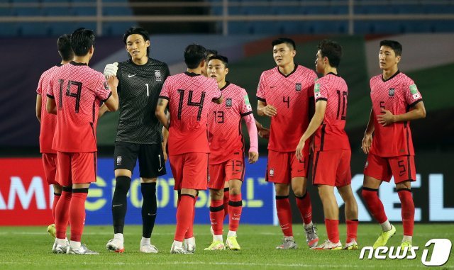 7일 오후 경기도 안산시 단원구 안산와스타디움에서 열린 2022 국제축구연맹(FIFA) 카타르 월드컵 아시아지역 최종예선 A조 대한민국과 시리아의 경기 후반 막판 터진 손흥민의 역전골로 대한민국이 2대1 승리를 거뒀다. 경기 후 대한민국 선수들이 기쁨을 나누고 있다. 2021.10.7/뉴스1 © News1