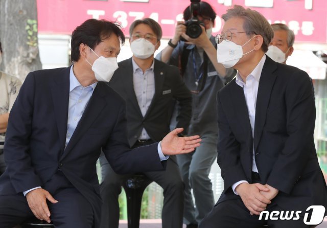 이재명 더불어민주당 대선 경선 후보(오른쪽)와 안민석 의원./뉴스1 © News1