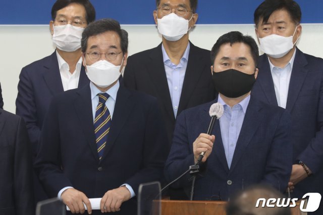 이낙연 더불어민주당 대선 경선 후보(왼쪽)와 김종민 의원./뉴스1 © News1