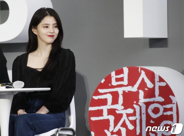 배우 한소희가 8일 부산 영화의전당 야외무대에서 열린 영화 ‘마이 네임’ 오픈토크에 참석해 미소를 짓고 있다. 2021.10.8/뉴스1 © News1