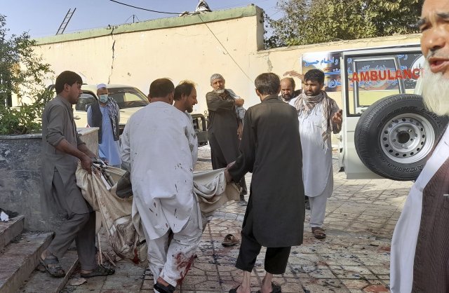 폭발이 일어난 모스크에서 시신이 수습되고 있다. 사진 AP 뉴시스