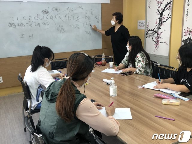 8일 오전 부산 영도구 봉래1동 주민센터에서 이주민들이 한글 수업을 받고 있다.2021.10.8/© 뉴스1