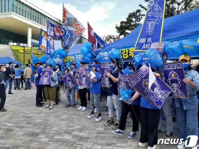 더불어민주당의 경기도 경선이 9일 오후 4시부터 수원컨벤션센터에서 진행될 예정인 가운데 각 후보별 지지자들은 행사 시작 이전부터 집결해 열띤 응원전을 펼쳤다./© 뉴스1