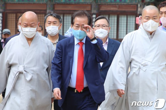 국민의힘 대선 경선 후보인 홍준표 의원이 9일 오전 대구 동구 팔공총림 동화사를 찾아 스님들과 환담을 나누기 위해 이동하고 있다. 앞줄 왼쪽부터 동화사 주지 능종 스님, 홍준표 의원, 남지장사 주지 정연 스님. 2021.10.9/뉴스1 © News1 공정식 기자