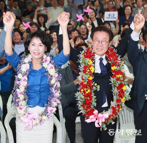이재명 경기도지사(오른쪽)와 부인 김혜경 씨가 2018년 6월 13일 밤 도지사에 당선된 뒤 경기 수원시 팔달구 선거사무소에서 두손을 들고 환호하고 있다. 동아일보DB